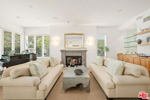 603 Ocean Avenue, Santa Monica CA: https://media.crmls.org/mediaz/30345416-5400-42e5-9ef9-18566af783b5.jpg