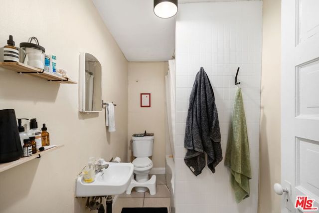 827 Lucile Avenue, Los Angeles CA: https://media.crmls.org/mediaz/30365e14-e99e-4c24-b3c4-31a6dda0a4d5.jpg