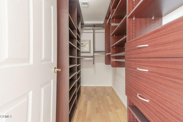 8857 Bluffdale Dr, Sun Valley CA: https://media.crmls.org/mediaz/30371318-0d30-49fe-a41f-0c2cbe04fef6.jpg