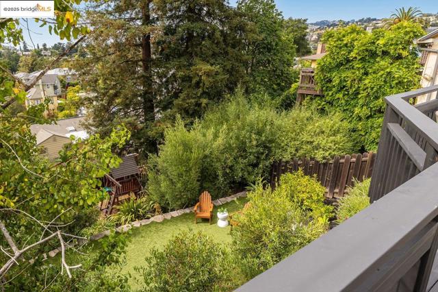 740 Calmar Ave, Oakland CA: https://media.crmls.org/mediaz/3037228e-e4be-4385-a81b-0bc6dc6348cb.jpg