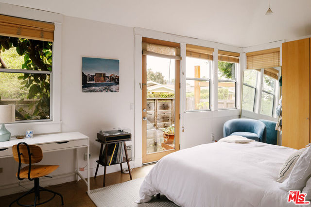 803 Boccaccio, Venice CA: https://media.crmls.org/mediaz/303896ce-5042-4f16-b057-fafbdb5dd55e.jpg