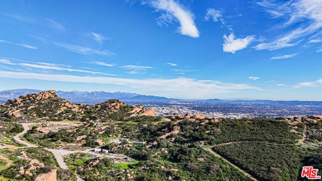 7449 Studio Road, Canoga Park CA: https://media.crmls.org/mediaz/3038aede-c2ca-4f00-bb66-570dd8e57f39.jpg