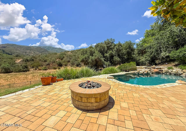 2317 Sierra Creek Road, Agoura Hills CA: https://media.crmls.org/mediaz/30390c20-e980-4c33-8801-dad93fa246ea.jpg