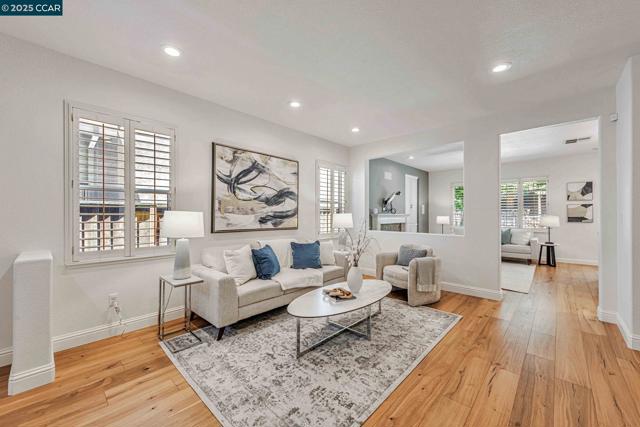 122 Claremont Crest Ct, San Ramon CA: https://media.crmls.org/mediaz/30392354-dc81-433b-8bf0-9f31bd4658b9.jpg