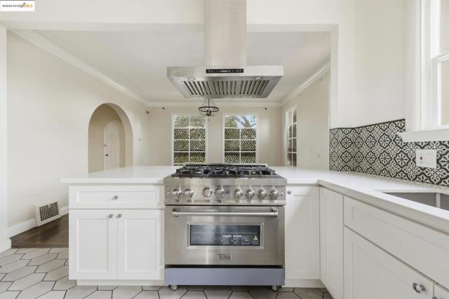 5449 Barrett Ave, El Cerrito CA: https://media.crmls.org/mediaz/30395a1e-93f7-46ba-8373-b6a17086e440.jpg