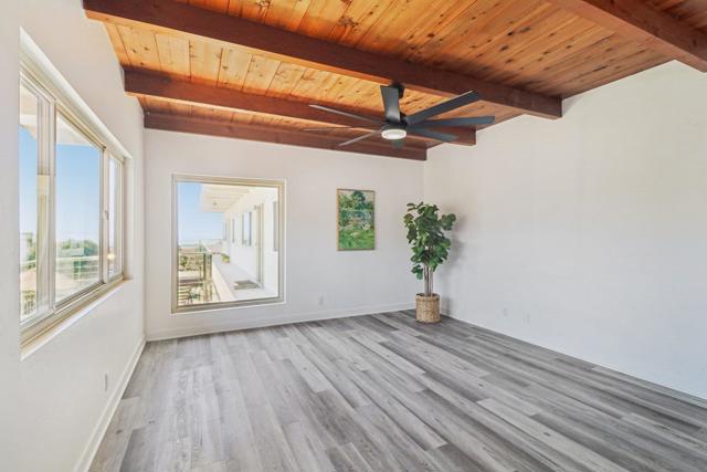 519 Stratford Ct, Del Mar CA: https://media.crmls.org/mediaz/3039aca1-1d3b-4a77-8153-289178550058.jpg