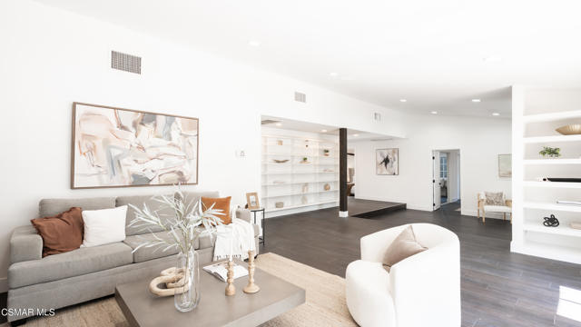 5726 Donna Avenue, Tarzana CA: https://media.crmls.org/mediaz/303a102c-763c-420a-a884-3288af5cc653.jpg