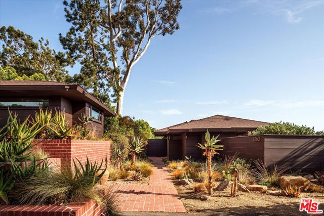4260 Sea View Lane, Los Angeles CA: https://media.crmls.org/mediaz/303aa47c-9fa3-4cda-a12c-f09b93c03aa6.jpg