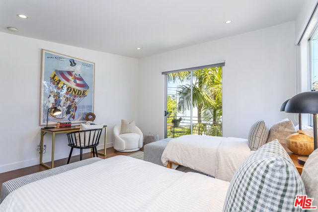 2336 Boone Avenue, Venice CA: https://media.crmls.org/mediaz/303abbd4-719e-4336-8ee6-95cbcb0c0818.jpg