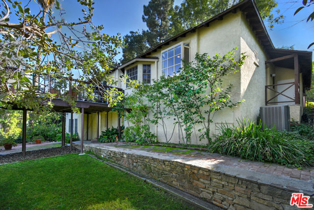 15213 Del Gado Drive, Sherman Oaks CA: https://media.crmls.org/mediaz/303b71d9-7717-404a-bac0-e2619bb7c052.jpg