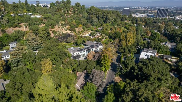 16055 Woodvale Road, Encino CA: https://media.crmls.org/mediaz/303b8395-b825-4819-a63b-d4023a77eaa6.jpg