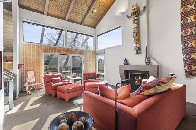 3 Abbott Way, Piedmont CA: https://media.crmls.org/mediaz/303beda3-4d29-4a95-a56f-2d0261b2c0e2.jpg