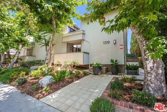1119 23rd Street, Santa Monica CA: https://media.crmls.org/mediaz/303c05ab-7c01-4af7-97d5-123c7850b92b.jpg