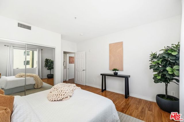 13200 Pacific Promenade, Playa Vista CA: https://media.crmls.org/mediaz/303e16f5-d11d-42eb-aa1f-684fe8a4d075.jpg