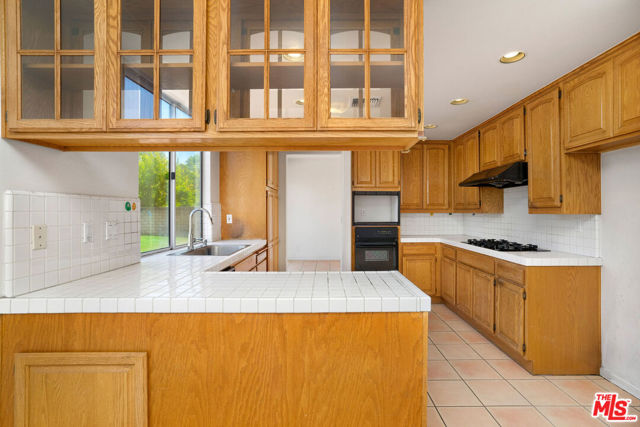 6615 Kentwood Bluffs Drive, Los Angeles CA: https://media.crmls.org/mediaz/303f574f-d257-4b9c-86a9-53c926608b44.jpg