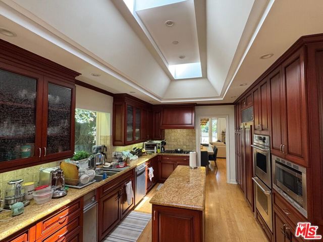 328 15th Street, Santa Monica CA: https://media.crmls.org/mediaz/303f773b-cf55-4488-8e1d-ddfcb7e2625a.jpg