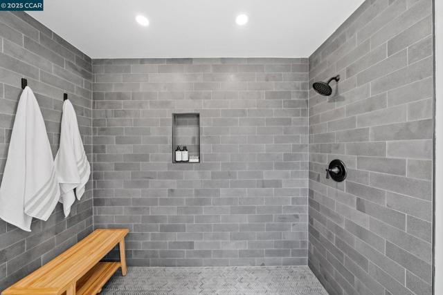117 Brighton Rd, Alameda CA: https://media.crmls.org/mediaz/303fa3fd-14c2-48ae-9073-d320937700a0.jpg