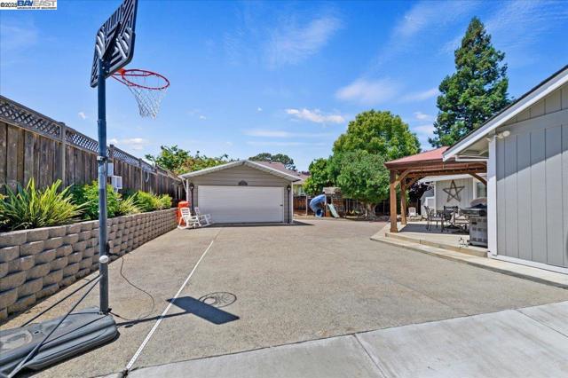 335 Beverly St, Livermore CA: https://media.crmls.org/mediaz/3040008e-1f80-4401-99e4-13889c579b29.jpg