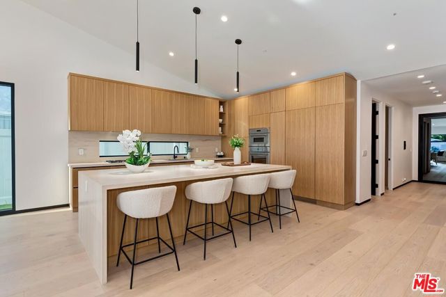 5437 Noble Avenue, Sherman Oaks CA: https://media.crmls.org/mediaz/30400a1a-4e4a-4577-86d7-86621bb5e930.jpg