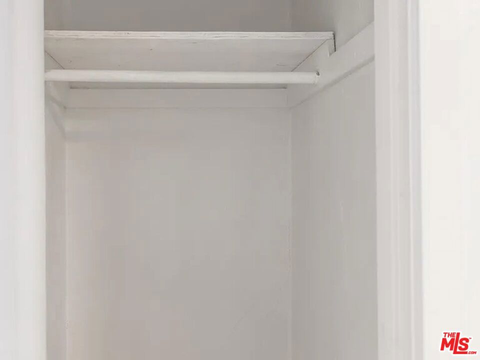 https://media.crmls.org/mediaz/3040a38d-aa4f-45b6-9c78-7b1a17d70ce3.jpg?preset=X-Large