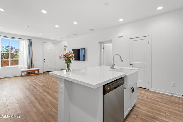 212 Red Brick Drive, Simi Valley CA: https://media.crmls.org/mediaz/30416b68-8ca5-4371-983f-f0f72b12510b.jpg