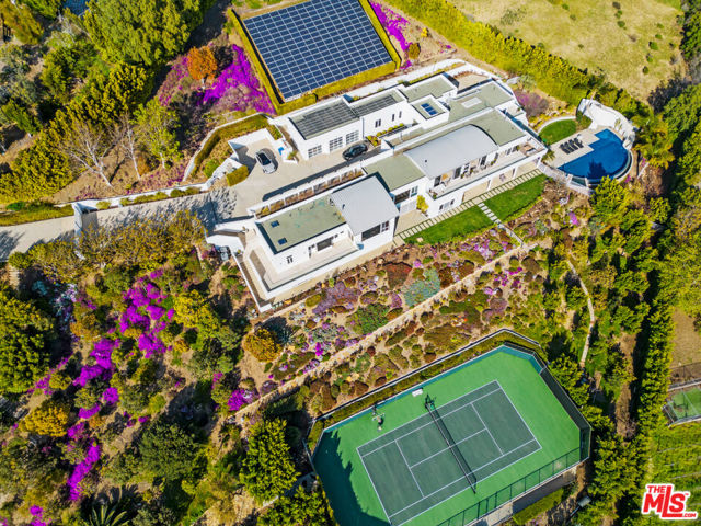 27454 Winding Way, Malibu CA: https://media.crmls.org/mediaz/3041a74e-3dc2-4ee4-95c5-3b5a316e7b97.jpg