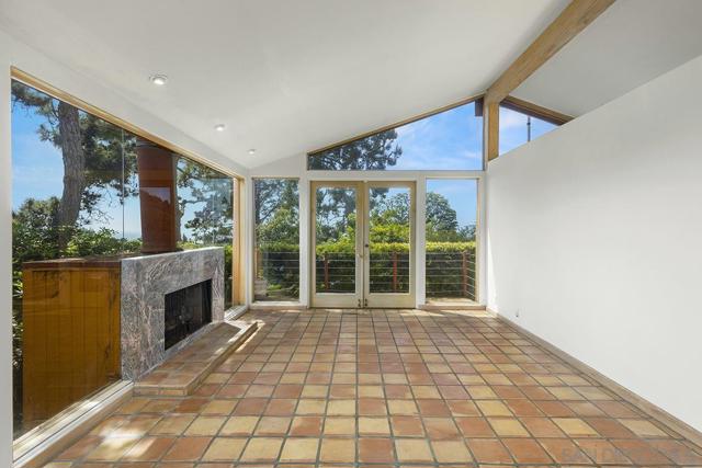 624 Hoska Dr, Del Mar CA: https://media.crmls.org/mediaz/3041bb84-3238-4c99-9e51-ec79126dc497.jpg