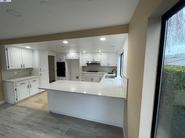 706 Widgeon St, Foster City CA: https://media.crmls.org/mediaz/30424dbd-582d-4126-b8a9-53e1be5bff49.jpg