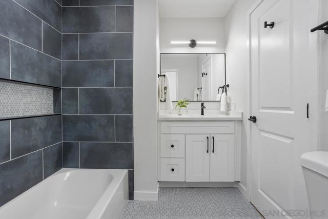 268 Festival Dr, Oceanside CA: https://media.crmls.org/mediaz/3044aada-03c5-4b64-9361-95da6153299c.jpg