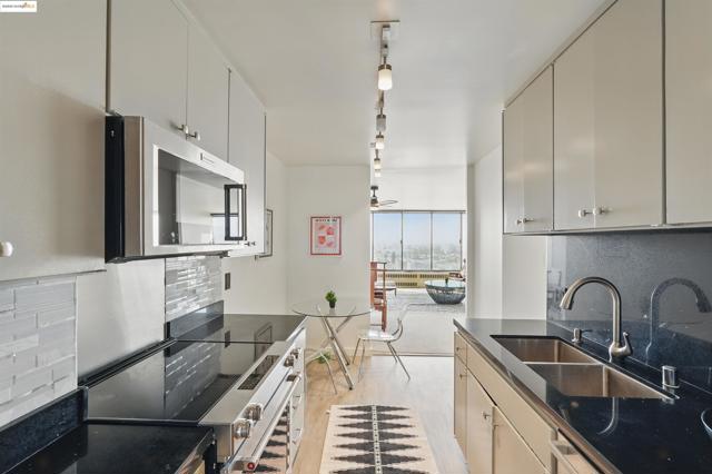 565 Bellevue Ave, Oakland CA: https://media.crmls.org/mediaz/3045c359-ebd2-45f7-a428-7544792c28b0.jpg