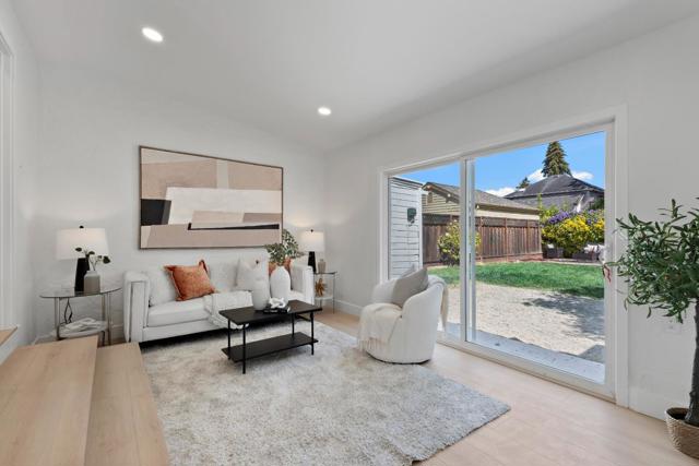 209 Bayswater Avenue, Burlingame CA: https://media.crmls.org/mediaz/30463cfe-2a0e-42a7-9819-d4ca851386e8.jpg