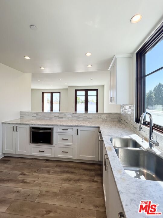 859 S LUCERNE Boulevard, Los Angeles CA: https://media.crmls.org/mediaz/30466401-4e50-46e9-9985-c0e3f7567d38.jpg
