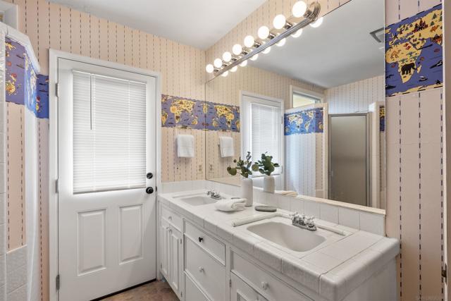 951 Skylark Dr, La Jolla CA: https://media.crmls.org/mediaz/3046dbda-a966-4558-8afb-449685582a1e.jpg