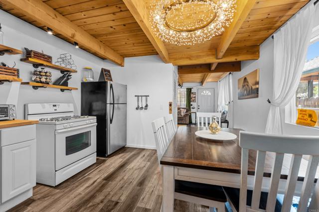 138 Leonard Lane, Sugarloaf CA: https://media.crmls.org/mediaz/3046eeb8-8991-4239-8c49-06955124511d.jpg