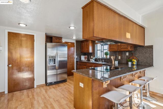 9090 Castlewood St, Oakland CA: https://media.crmls.org/mediaz/30472a8e-2b24-43cb-8468-7b4f49c2f760.jpg