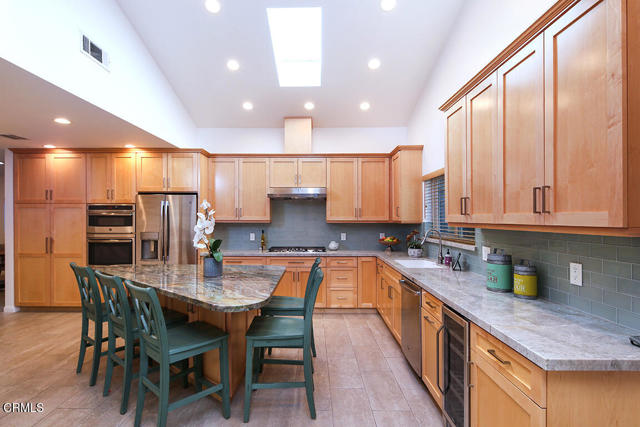 5245 Bubbling Well Lane, La Canada Flintridge CA: https://media.crmls.org/mediaz/30476c95-169d-4d66-9e88-ecc69d366bbf.jpg