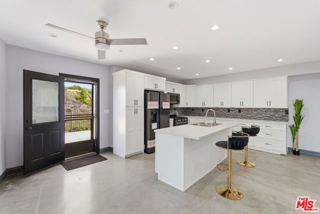 10825 Pacific View Drive, Malibu CA: https://media.crmls.org/mediaz/304801d3-eb5c-465f-8e19-78fe06cd431f.jpg