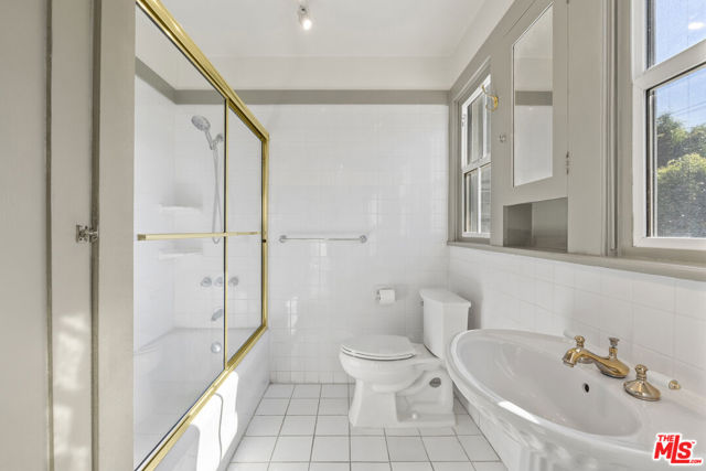 803 N Rexford Drive, Beverly Hills CA: https://media.crmls.org/mediaz/3048d279-7bb5-4504-abb5-918be7500095.jpg