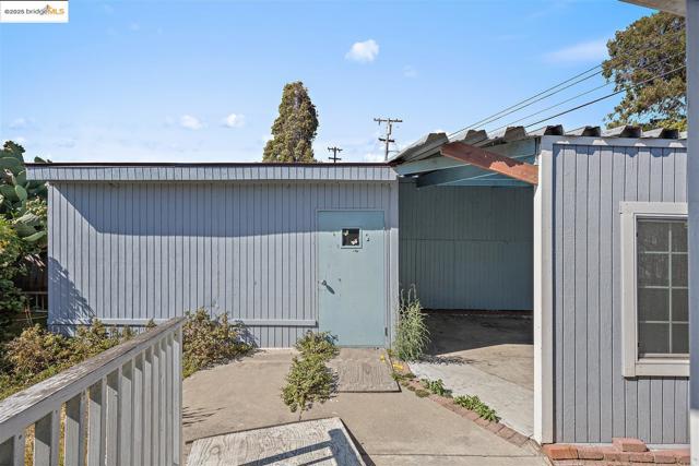 2533 Bush Ave, Richmond CA: https://media.crmls.org/mediaz/304bc492-d708-4503-b553-8f9301799f35.jpg