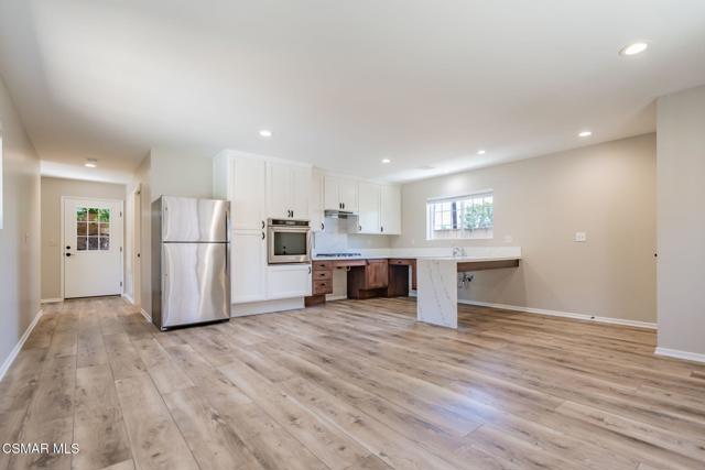 3242 Hereford Court, Simi Valley CA: https://media.crmls.org/mediaz/304bce5e-dab0-4b60-87e1-40b3e0601581.jpg