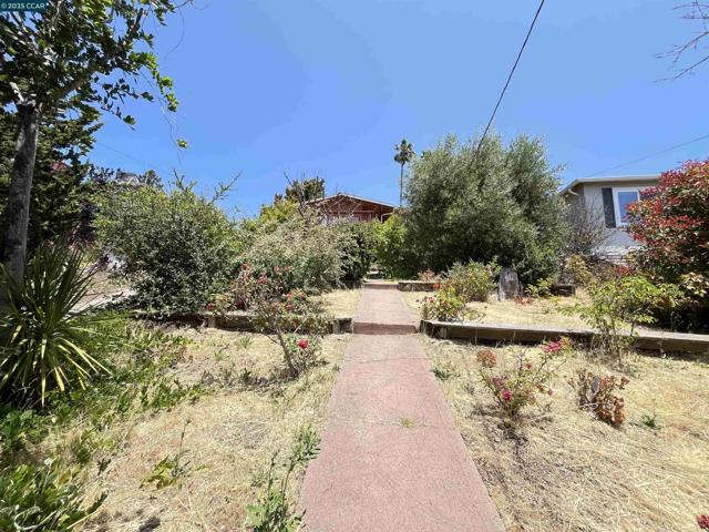 7618 Sunkist Dr, Oakland CA: https://media.crmls.org/mediaz/304c0c1d-146e-46b5-ab43-1f490c67339e.jpg