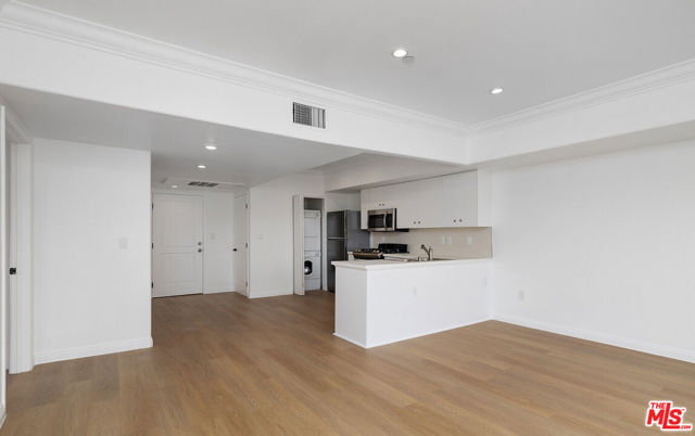 930 S Robertson Boulevard, Los Angeles CA: https://media.crmls.org/mediaz/304c14e9-2f4f-41dd-a59d-a238bfe31777.jpg