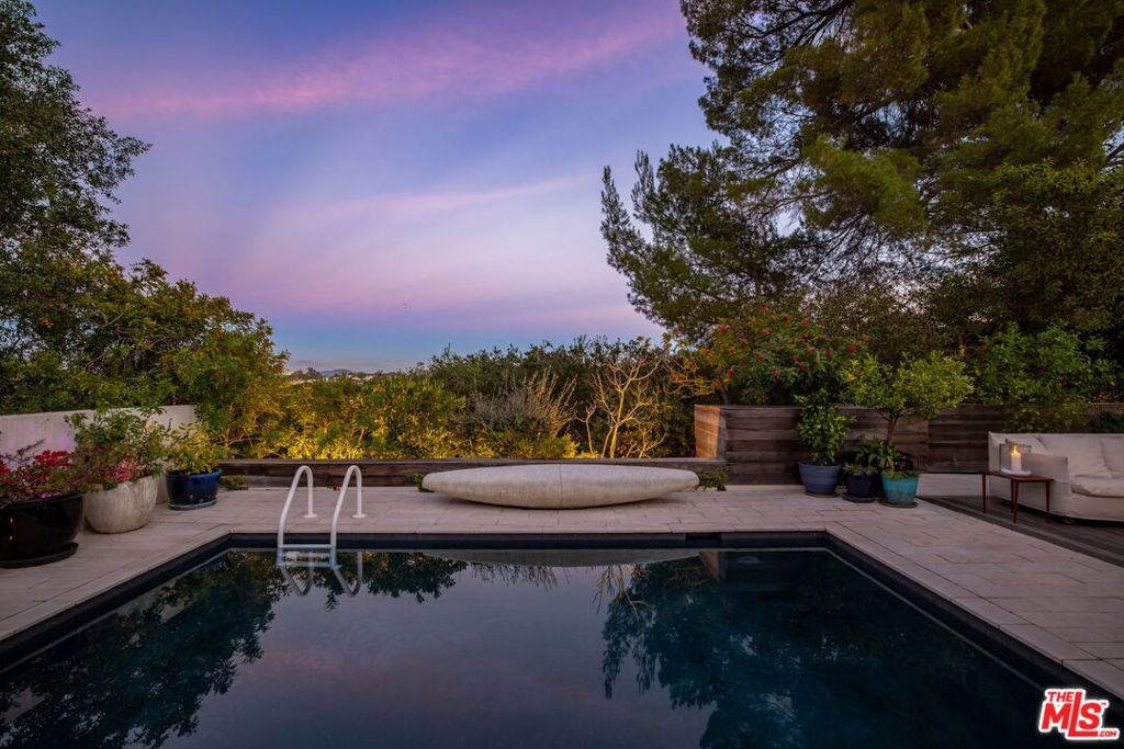 8704 Hollywood Hills Road