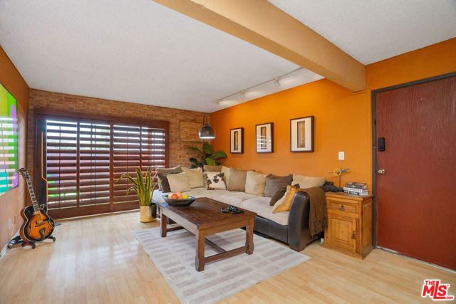 28915 Thousand Oaks Boulevard, Agoura Hills CA: https://media.crmls.org/mediaz/304dd801-4d10-48e1-9638-bf056c11d0cb.jpg