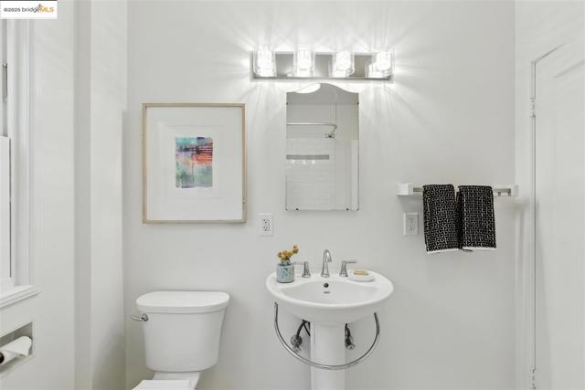 4007 Lyman Rd, Oakland CA: https://media.crmls.org/mediaz/304de73b-7b4b-497a-ba61-aabdfe6805fe.jpg