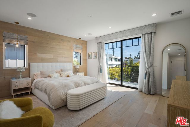 1086 Marco Place, Venice CA: https://media.crmls.org/mediaz/304e0800-c032-4c43-b972-faa3bb3164b1.jpg
