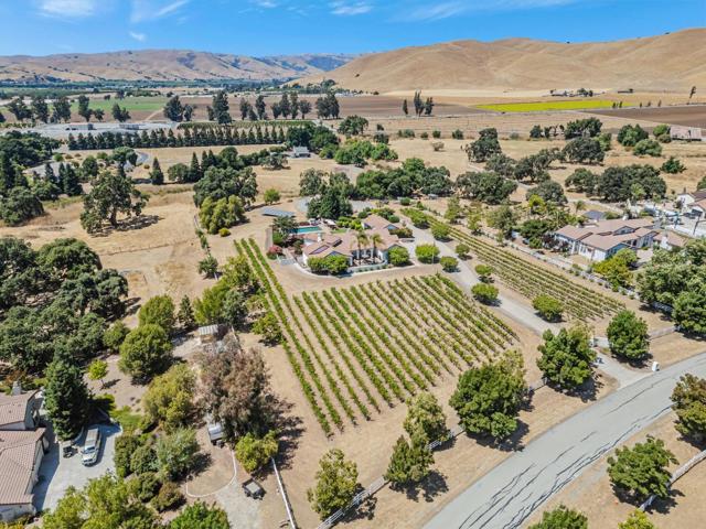 1152 Little River Drive, Hollister CA: https://media.crmls.org/mediaz/304f2efc-d4b9-455b-b044-de94a6e436bc.jpg