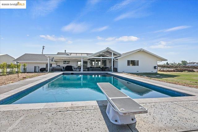 3164 Bixler Rd, Brentwood CA: https://media.crmls.org/mediaz/305000b0-4283-4382-83cf-a89553648c27.jpg