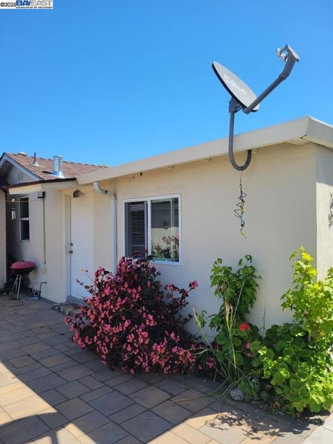 1112 Adason Dr, San Leandro CA: https://media.crmls.org/mediaz/3051a7f8-bcc9-402f-8066-62fc002c0a61.jpg
