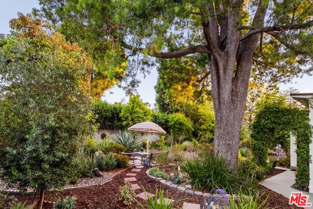 5940 Varna Avenue, Valley Glen CA: https://media.crmls.org/mediaz/3053ec3b-9548-45ce-aab1-1bff5dc020ab.jpg